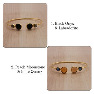 Op de afbeelding: Twee gouden armbandjes met verschillende edelsteencombinaties. De eerste armband heeft zwarte onyx- en labradoritsteen. De tweede armband heeft perzik-maansteen en iolietkwarts.