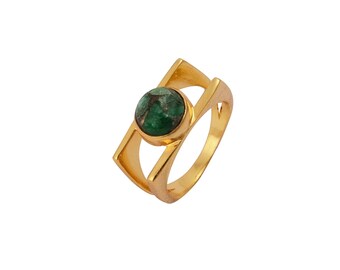 Puede incluir: Un anillo de oro con una piedra preciosa verde engastada en un diseño geométrico.