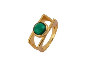 Puede incluir: Un anillo de oro con una piedra preciosa verde engastada en un diseño geométrico.