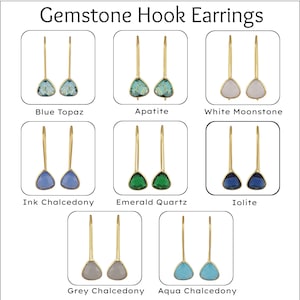 Könnte beinhalten: Ein Set mit 9 Paaren goldener Ohrringe mit Haken und Edelsteinen. Die Ohrringe zeigen eine Vielzahl von Edelsteinen, darunter blauer Topas, Apatit, weißer Mondstein, Tintenchalcedon, Smaragdquarz, Iolith, grauer Chalcedon und Aquachalcedon.
