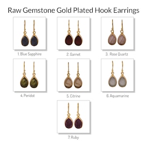 Op de afbeelding: Zeven paar vergulde haak oorbellen met verschillende ruwe edelstenen. De edelstenen zijn blauwe saffier, granaat, rozekwarts, peridoot, citrien, aquamarijn en robijn.