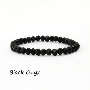 Puede incluir: Pulsera de cuentas de ónix negro. La pulsera está hecha de pequeñas cuentas de ónix negro facetadas.