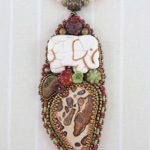 Collier de style pendentif en perles d'éléphant. Collier éléphant.