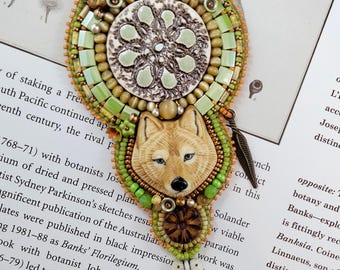 Collar con cuentas de tótem de lobo: cabujón de cerámica, hojas de vidrio.