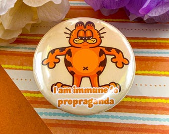 Je suis immunisé contre la propagande orange chat épingle | 2.25 Pinback