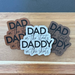 Pode incluir: Três adesivos marrons e brancos com o texto "Dad in the streets, Daddy in the sheets".