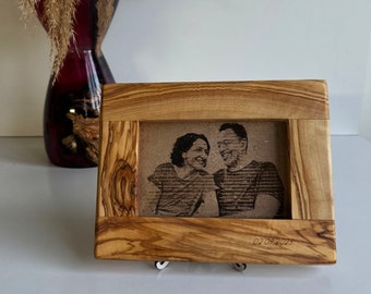 Cornice portafoto personalizzabile in legno d'ulivo - Regalo unico di San Valentino - Oggetti di compleanno ecologici - Disegni di compleanno esclusivi