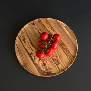 Assiettes de service peu profondes en bois d'olivier, assiettes en bois pour la nourriture