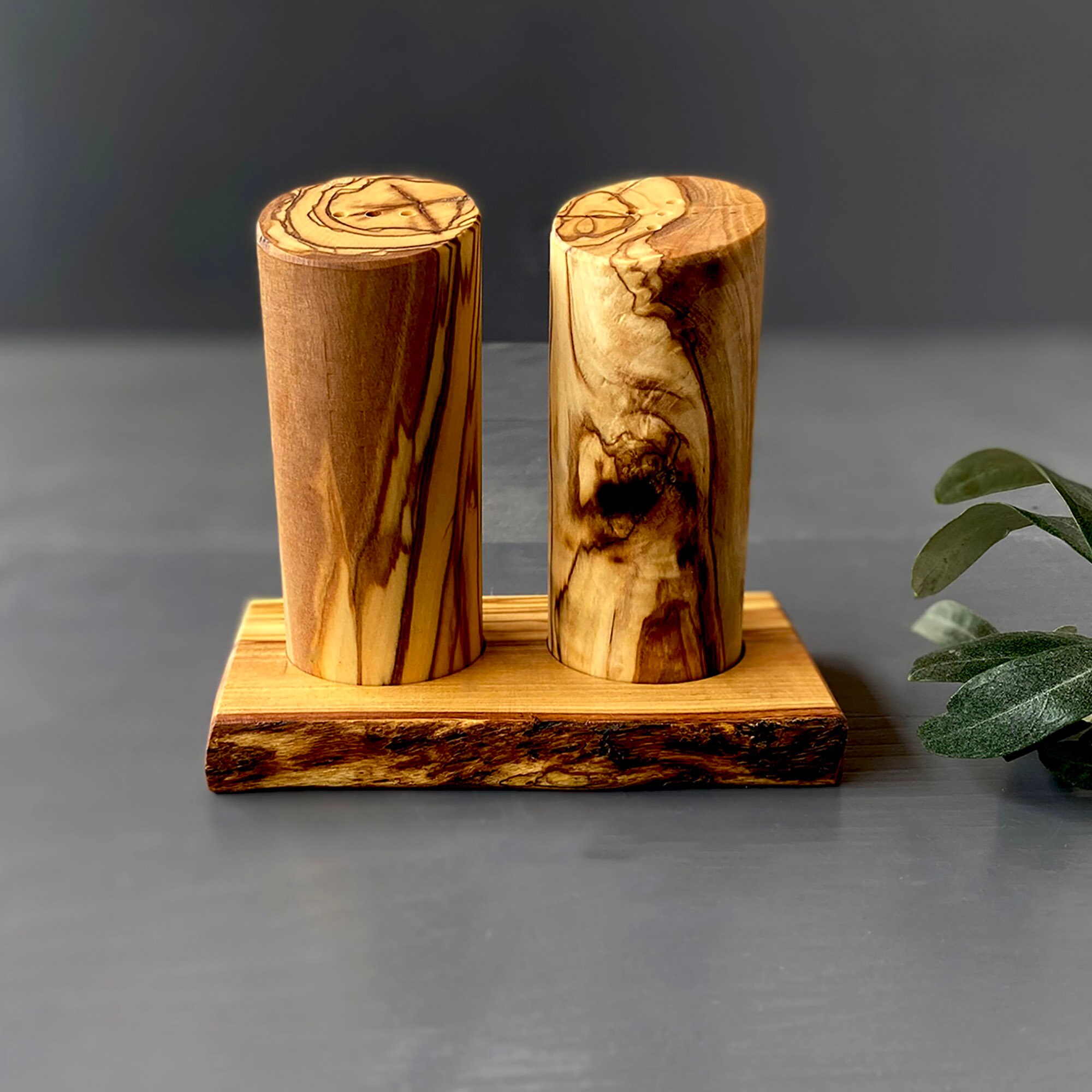 D.O.M. Saliera In Legno Di Ulivo Con Paletta - Fatto A Mano, Pezzo Unico Naturale - Altezza 9cm