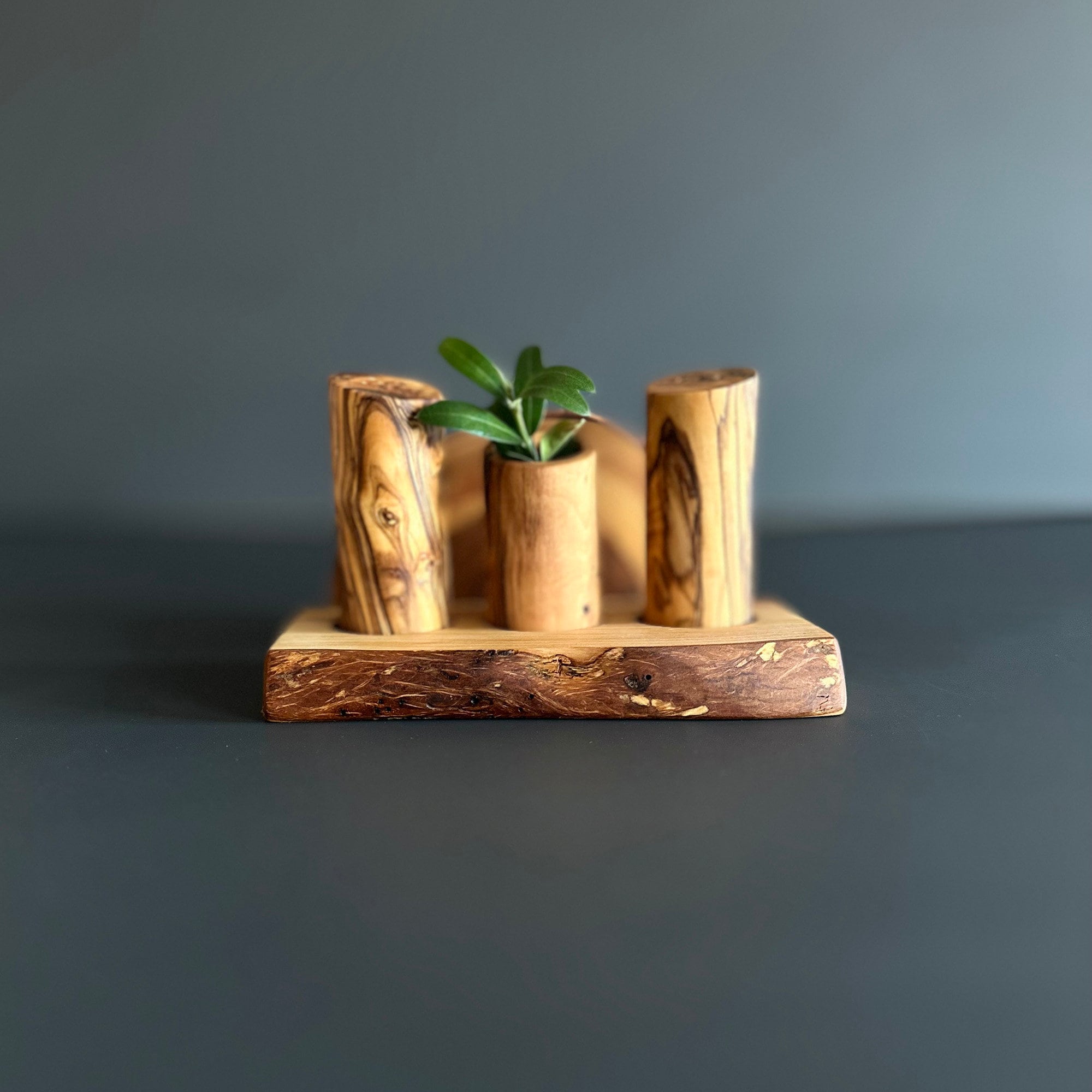 Salière et poivrier en céramique, support en bois d'olivier, 10 x 6 x 14 cm  - Votre boutique en ligne suisse d'articles en matières naturelles