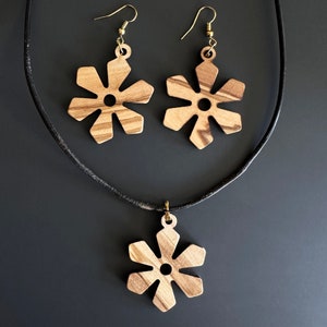 Handcrafted Flower Pattern Olive Wood Necklace - Necklace, Earrings, and Necklace Set - Wood Jewelry - Olive Wood Pendant - Handmade Gift