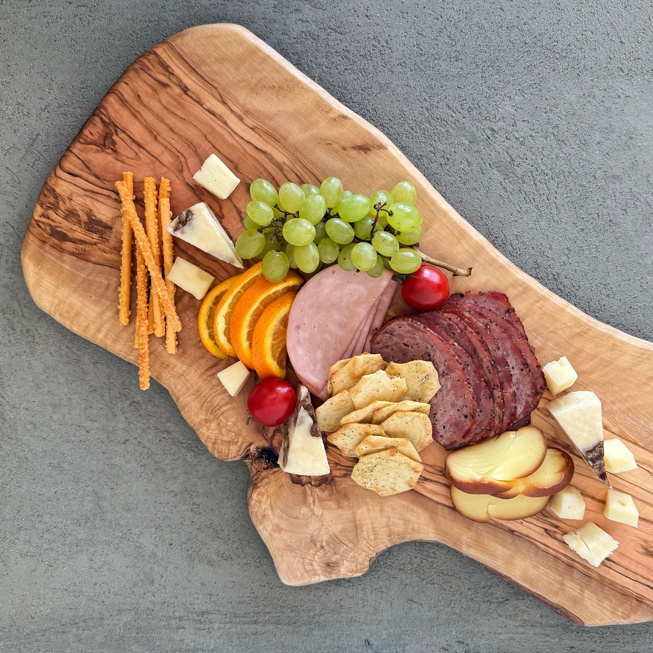 das Olivenholzbrett DAS OLIVENHOLZBRETT® Tagliere, tagliere da bistecca con scanalatura per succhi in taglio naturale in legno d'ulivo, tagliere da portata, tagliere da bistecca, tagliere in legno con