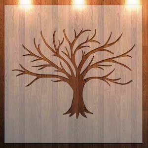 Op de afbeelding: Een bruine houten muur met een uitsnijding van een kale boom in het midden. De boom heeft veel takken en een dikke stam. Er zijn drie lampen aan de muur, elk met een gloeilamp die aan staat.