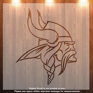 Puede incluir: Un recorte de madera de una cabeza vikinga de perfil, con un casco con cuernos y una barba trenzada. El diseño es de color marrón claro y está sobre un fondo claro de vetas de madera. El texto en la parte inferior dice: "Digital Proof is not scaled to size. Please see specs within attached message for measurements."