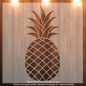 Może przedstawiać: Cyfrowy projekt szablonu ananasa. Ananas jest zarysowany na biało na tle imitującym drewno. Projekt cyfrowy nie jest skalowany. Zapoznaj się ze specyfikacją w załączonym komunikacie, aby uzyskać informacje o wymiarach.