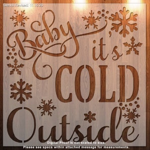 Könnte beinhalten: Ein Holzschild mit dem Text "Baby it's COLD Outside" in einer dekorativen Schriftart. Das Schild ist mit Schneeflocken und Punkten verziert.
