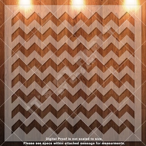 Puede incluir: Una prueba digital de un diseño de plantilla de patrón de chevron. El patrón es blanco sobre un fondo de madera marrón. La prueba digital no está a escala. Consulte las especificaciones en el mensaje adjunto para las medidas.