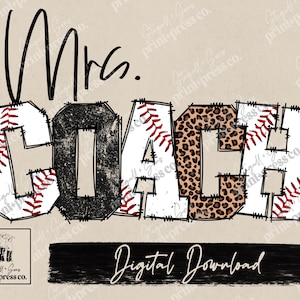Könnte beinhalten: Ein digitales Download-Design mit dem Text "Mrs. Coach" in einer weißen, schwarzen und Leoparden-Schriftart. Die Buchstaben sind schwarz umrandet und haben ein Baseball-Steppdesign. Der Text "Digitaler Download" befindet sich am unteren Rand des Designs.