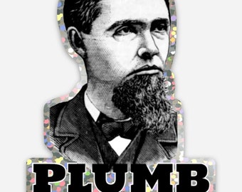 Op de afbeelding: Een zwart-witte illustratie van een man met een baard en snor. De man draagt een pak en stropdas. Het woord "PLUMB" staat in grote, vetgedrukte letters onder de afbeelding.