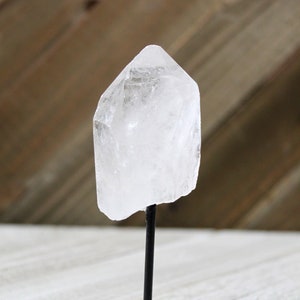 Reiki Charged Clear Quartz Point Crystal on Display Stand - Protection from Negative Energy, Amplifier, Balance Chakras - New Age Gift afbeelding 1