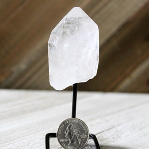 Reiki Charged Clear Quartz Point Crystal on Display Stand - Protection from Negative Energy, Amplifier, Balance Chakras - New Age Gift afbeelding 2