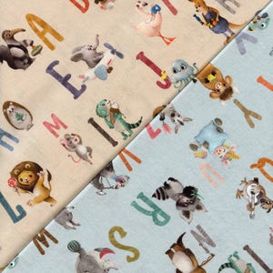 Popelina de algodón con letras y animales. Tela infantil de John Louden, ideal para manualidades, costura y acolchado. Se vende por metro.