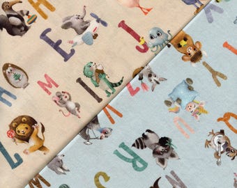 Tela de popelina de algodón con estampado de alfabeto animal de John Louden. Ideal para costura, acolchado y manualidades.
