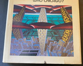 Może przedstawiać: Okładka albumu z napisem "WHO CHICAGO?" przedstawiająca ilustrację krajobrazu miejskiego z wysokimi budynkami. Grafika wykorzystuje żywą paletę kolorów niebieskiego, żółtego i czerwonego, tworząc uderzający efekt wizualny.