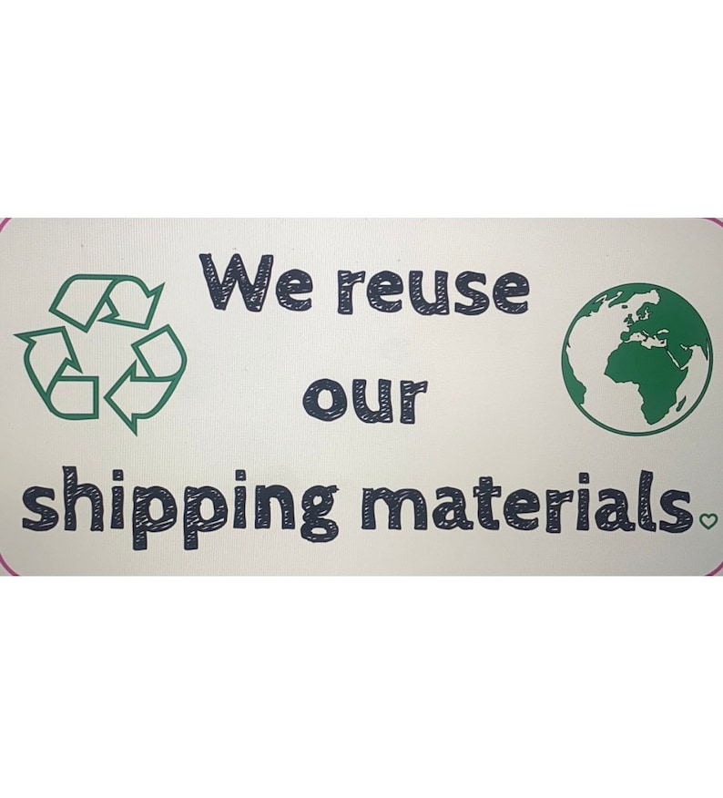 Może przedstawiać: Tablica z zielonym symbolem recyklingu, zieloną kulą ziemską i tekstem "Ponownie wykorzystujemy nasze materiały wysyłkowe."