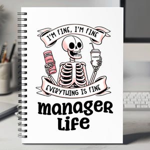 Puede incluir: Cuaderno blanco con una encuadernación en espiral negra. El cuaderno tiene una ilustración rosa y negra de un esqueleto sosteniendo una taza de café y una lata de café. El texto en el cuaderno dice "Estoy bien, estoy bien, todo está bien, vida de gerente."