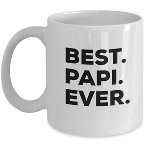Puede incluir: Taza de café de cerámica blanca con texto negro que dice "BEST. PAPI. EVER."