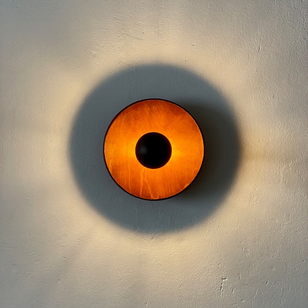 runde Wandleuchte aus Holz indirekte Beleuchtung minimalistisch hohe Qualität handgefertigt Wandlampe