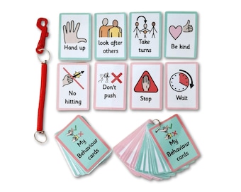 Puede incluir: Un conjunto de tarjetas de comportamiento coloridas con imágenes y texto. Las tarjetas están organizadas en dos pilas, una con borde verde y otra con borde rosa. Las tarjetas incluyen frases como "Manos arriba", "Cuida de los demás", "Toma turnos", "Sé amable", "No pegar", "No empujar", "Detente" y "Espera".