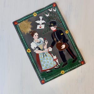 Incrível escultura vintage pintada à mão, única, em linóleo cortado