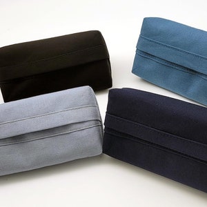 Könnte beinhalten: Vier Taschentuchbox-Bezüge in verschiedenen Farben: Schwarz, Hellblau, Dunkelblau und ein hellerer Blauton. Die Bezüge sind aus einem weichen, strukturierten Stoff gefertigt und haben ein schlichtes, modernes Design.