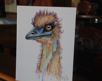 Op de afbeelding: Waterverf schilderij van een emoe kop en nek. De emoe heeft een paarse en bruine kuif, een blauwe snavel en een oranje oog. De achtergrond is wit.