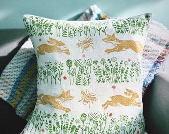 Coussin en lin imprimé lièvre, renard et abeille - Coussin en lin imprimé à la main de fleurs sauvages et d'animaux des bois