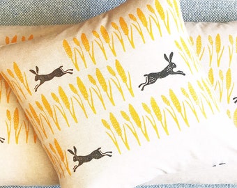 Grand coussin carré de lièvre de récolte imprimé à la main - Un coton naturel sur mesure avec un motif de lapin jaune moutarde et noir