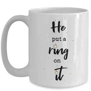 Taza de compromiso - Le puso un anillo - Taza de café de cacao caliente de té divertido - Novedad Cumpleaños Navidad Aniversario Gag Regalos Idea