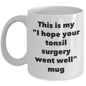 Pode incluir: Caneca de cerâmica branca com texto preto que diz "This is my "I hope your tonsil surgery went well" mug"