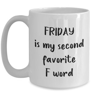 Peut inclure: Une tasse à café en céramique blanche avec du texte noir qui dit "FRIDAY is my second favorite F word".