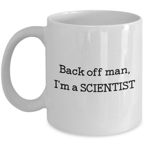 Può includere: Tazza da caffè in ceramica bianca con testo nero che recita "Back off man, I'm a SCIENTIST".