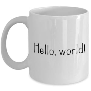 Puede incluir: Taza de café de cerámica blanca con el texto "Hello, world!" impreso en negro.