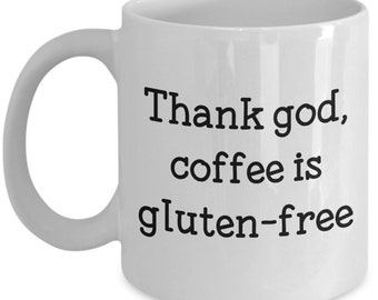 Puede incluir: Taza de café de cerámica blanca con texto negro que dice "Gracias a Dios, el café es sin gluten".