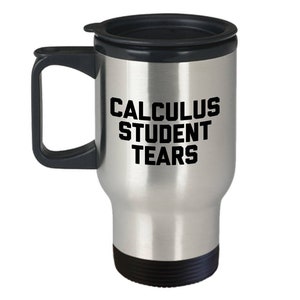 Può includere: Una tazza da viaggio in argento con coperchio e manico neri. La tazza ha la scritta "Calculus Student Tears" stampata in nero.