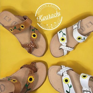 Handgemaakte leren huaraches met geborduurde bloemen - sandalen zonder hak voor dames - bruin en wit
