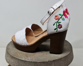 Huaraches Mexicanos Blancos para Mujer con Tacón de Bloque y Plataforma, Punta Abierta, Bordados Florales en el Talón, Tallas 5-10 US