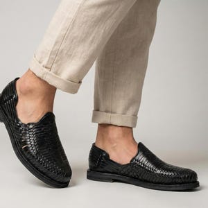 メンズ ブラック ワラチ、ハンドメイド レザーサンダル | メキシコ製ハンドメイド ワラチ、つま先が覆われたタイプ | 夏の履物