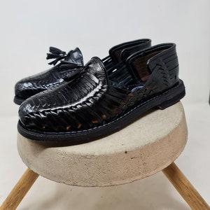 メキシコの男性用ハラチ。黒の手作り靴