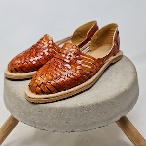 Tabakfarbene Huaraches mit geschlossener Spitze für Damen. Ledersandalen für Damen.